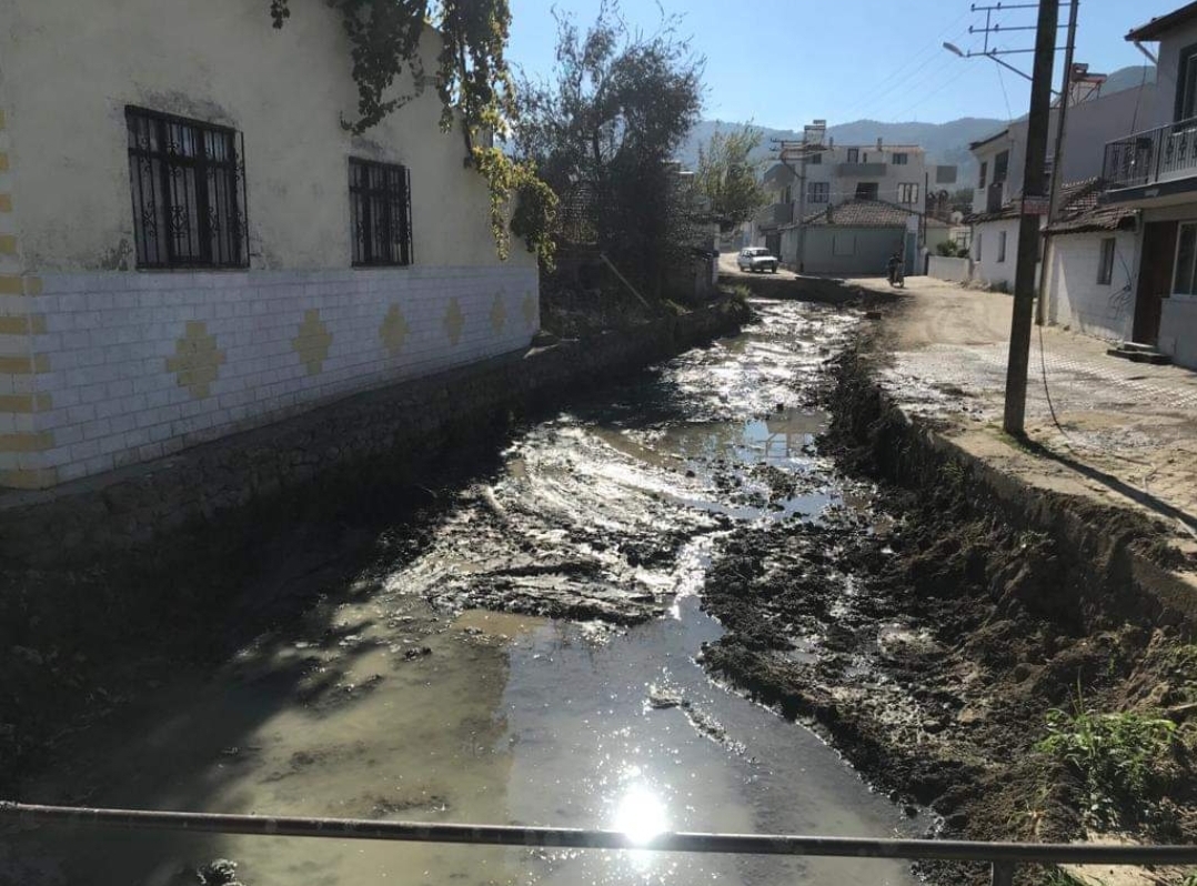 Börezli Deresi Balçık Ve Çöpten Temizlendi