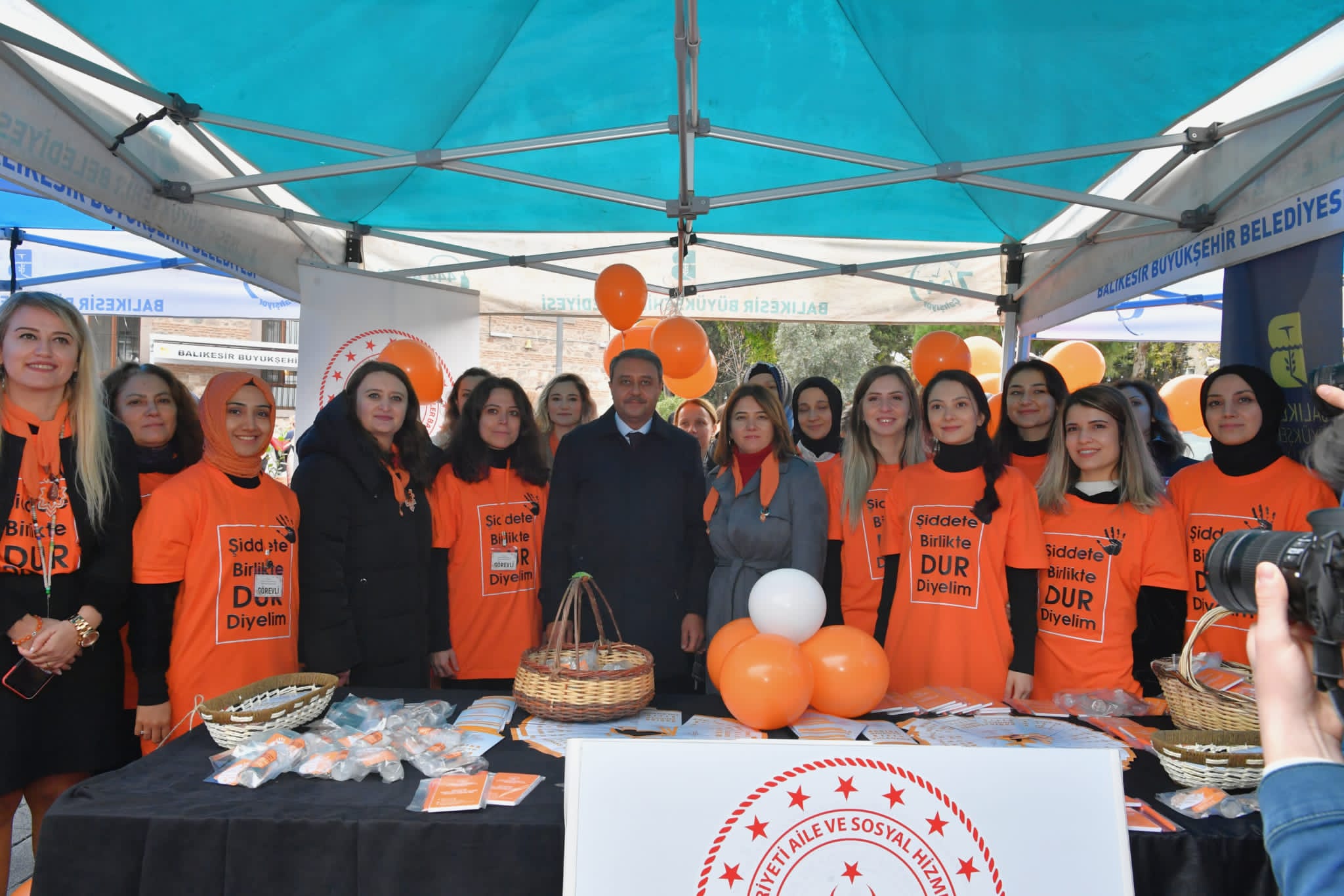25 Kasım Kadına Yönelik Şiddete Karşı Uluslararası Mücadele Günü Dolayısıyla Stantları Gezdi