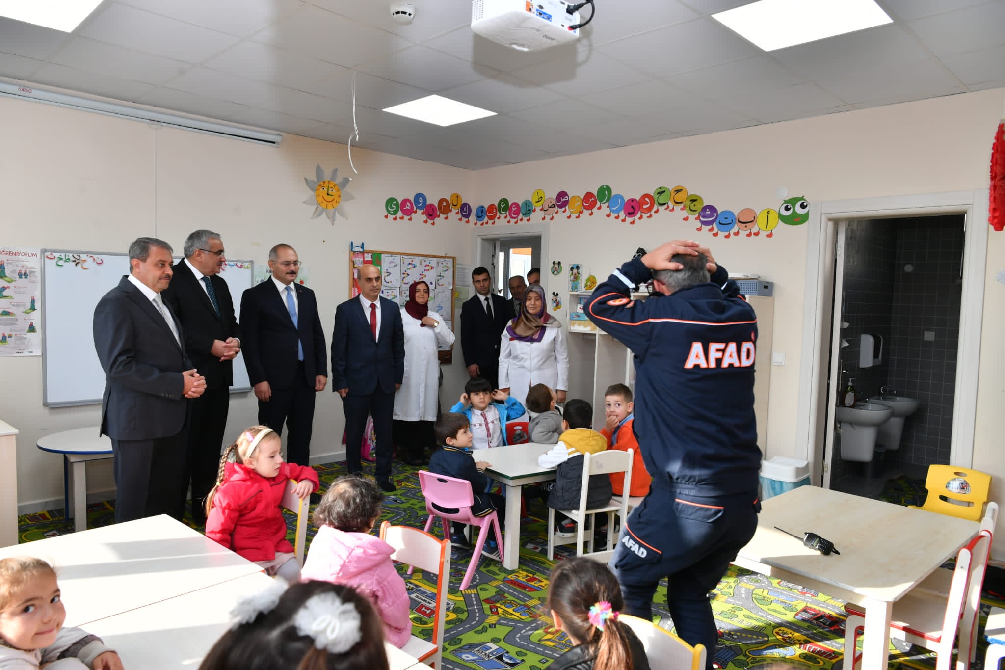 Deprem Anı, Çök Kapan Tutun ve Tahliye Tatbikatı