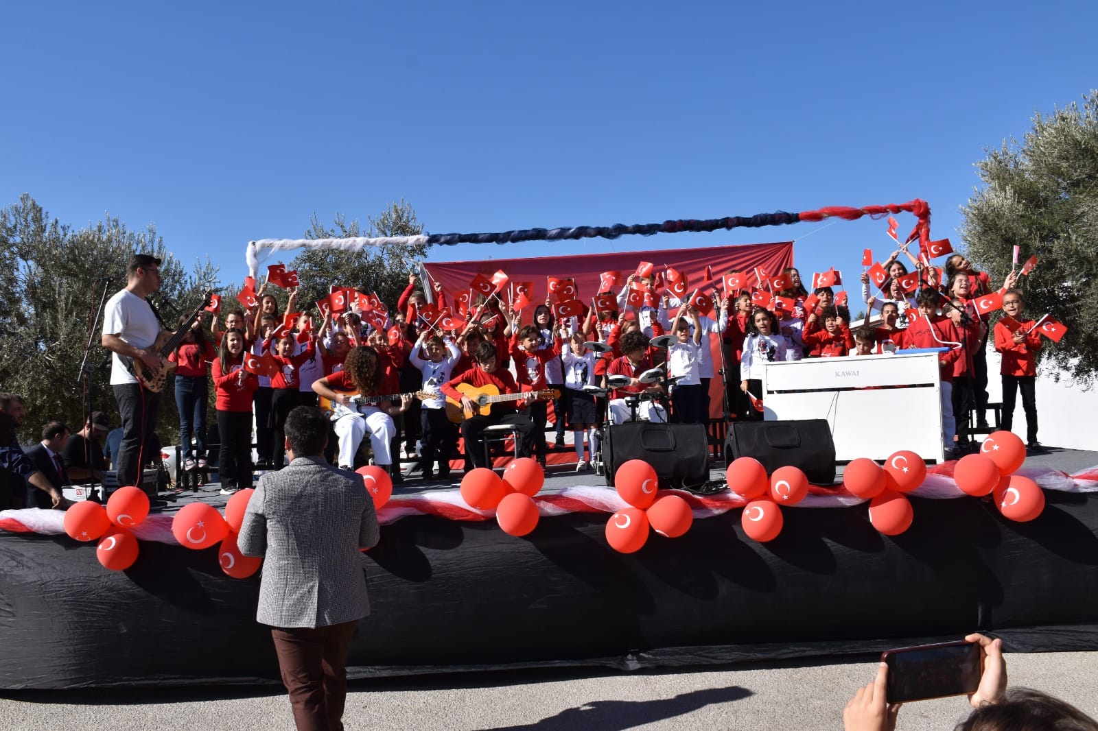 Üstek Koleji Öğrencileri Cumhuriyet Bayramını Coşkuyla Kutladı