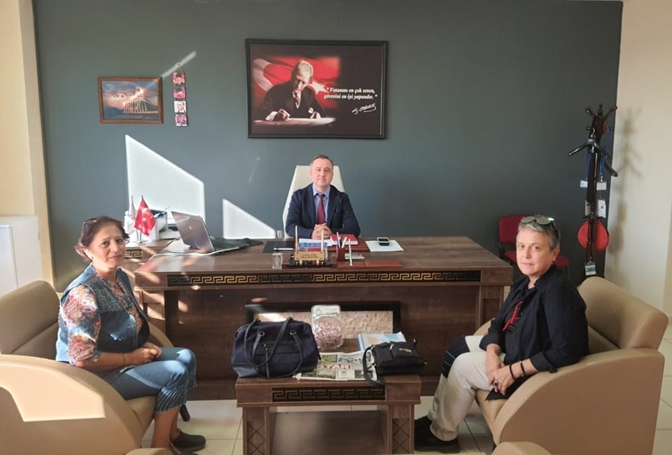 Akçay Üstek Kolejin’den Sokak Hayvanlarına Mama Desteği