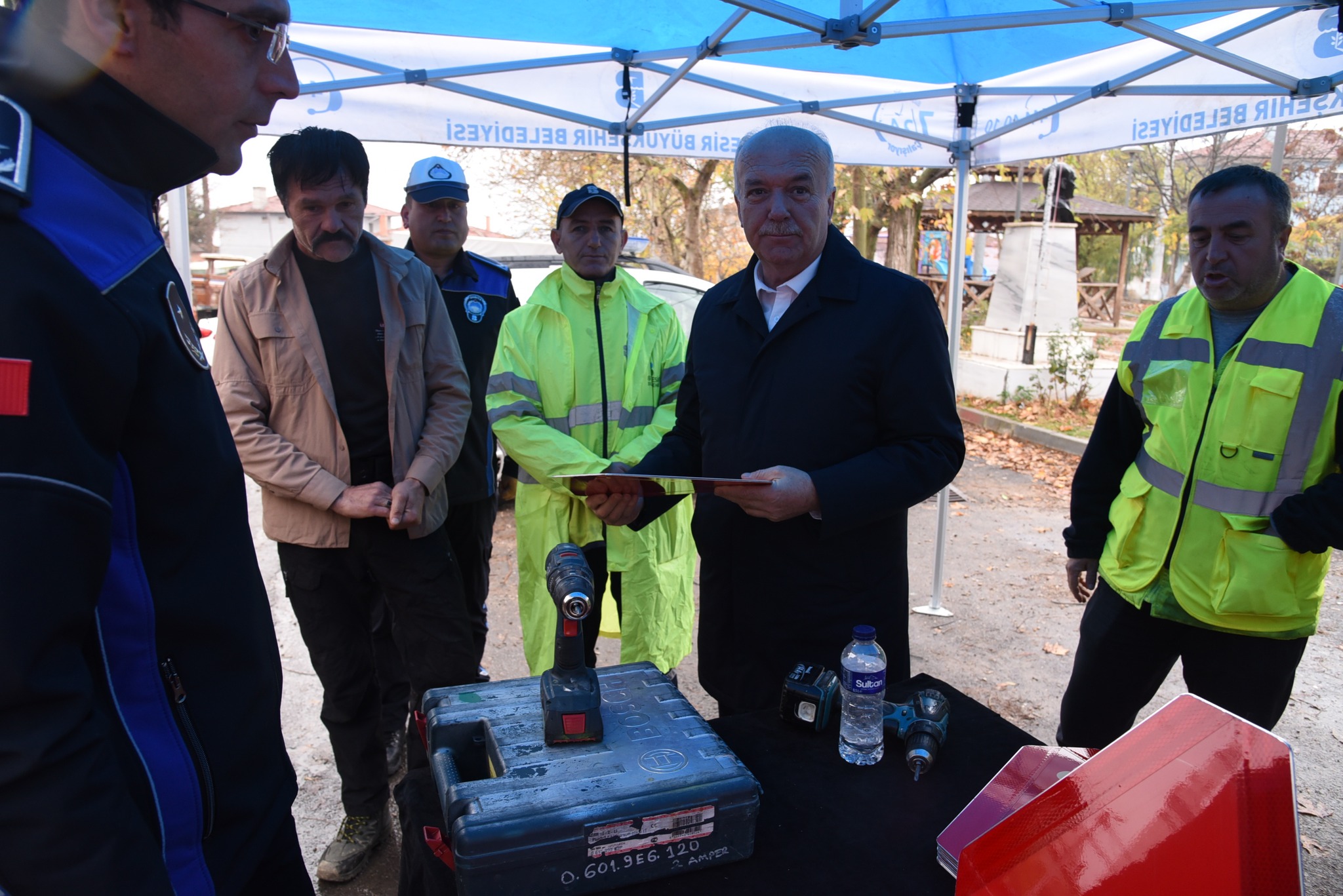 Traktör Sahiplerine Reflektör Dağıtıldı