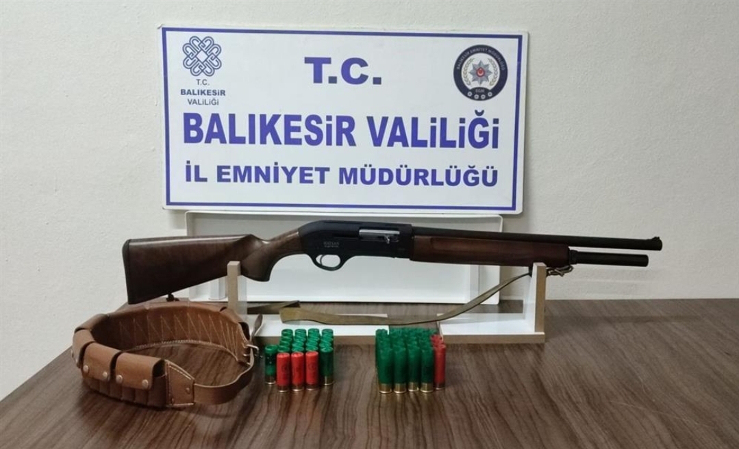 Emniyet  Ruhsatsız Tabanca, Tüfek Ve Mühimmat  Ele Geçirdi