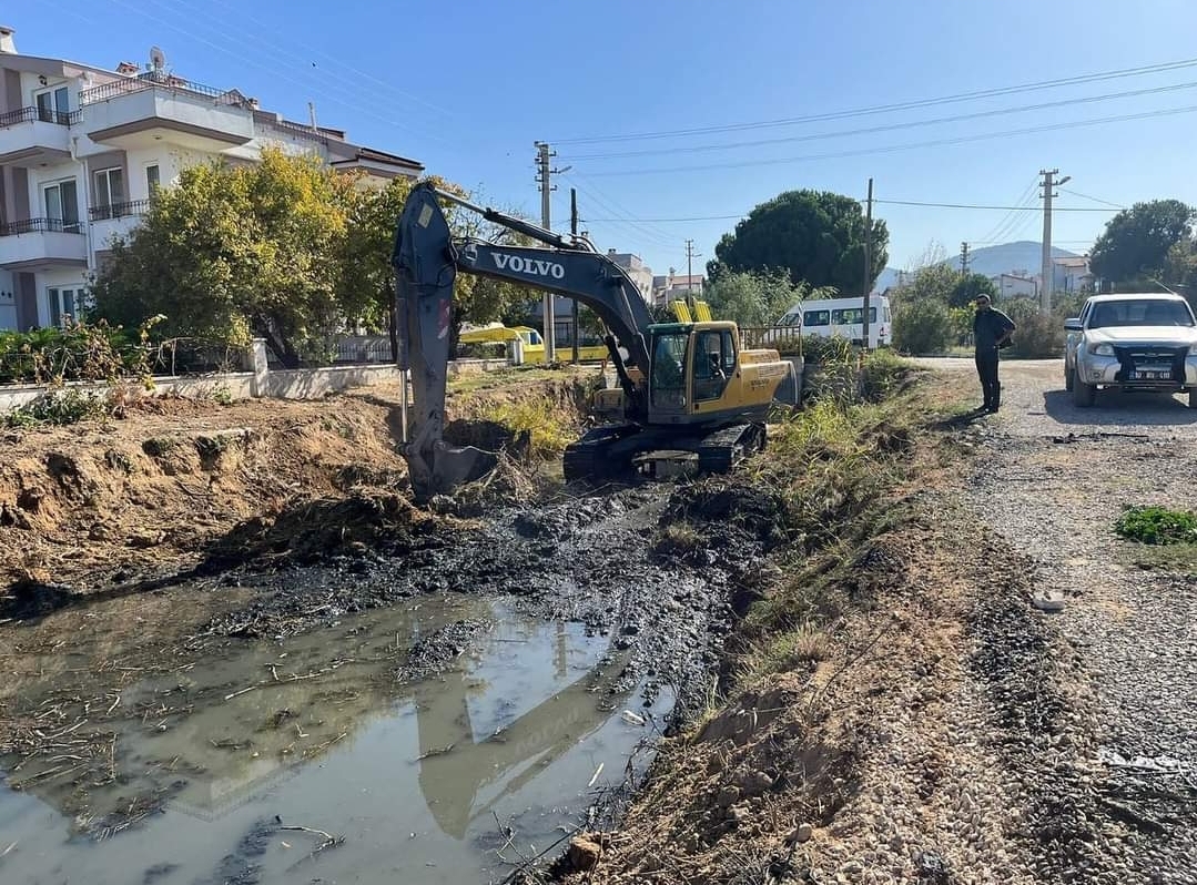 Kanal Ve Dere Temizliğine Devam