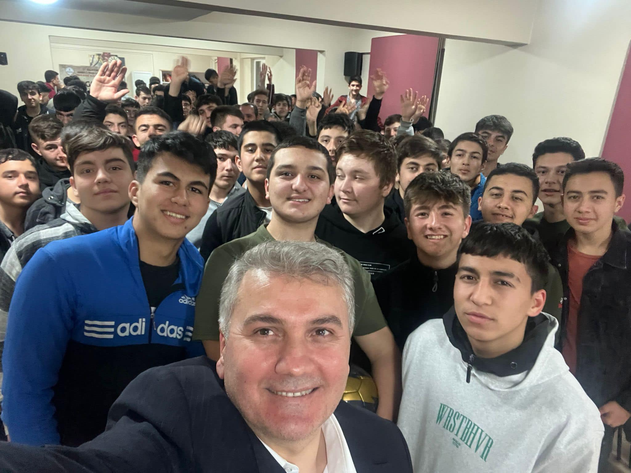 Vekil Canbey Mezun Olduğu Okulda Öğrencilerle Bir Araya Geldi