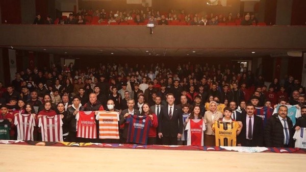 Bandırma Belediyesi Öğrenciler İçin Takım Forması Hazırladı