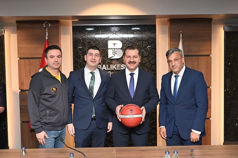 Balıkesir Büyükşehir Belediyespor Takımı Yücel Yılmaz’ın Makamında