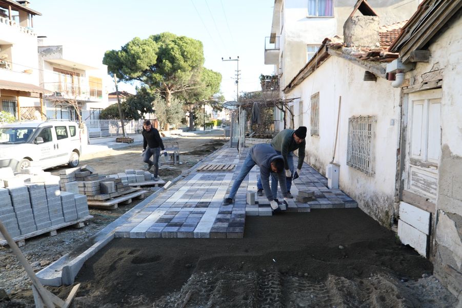 Burhaniye Belediyesi Yol Yenileme Ve Onarımları Devam Ediyor