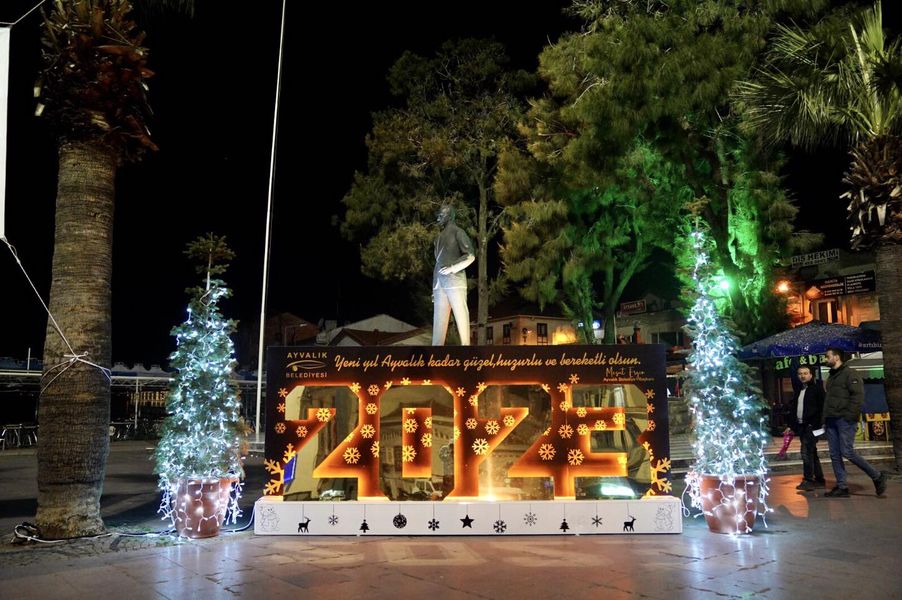 Ayvalık Yeni Yıla Karşılamaya Hazır