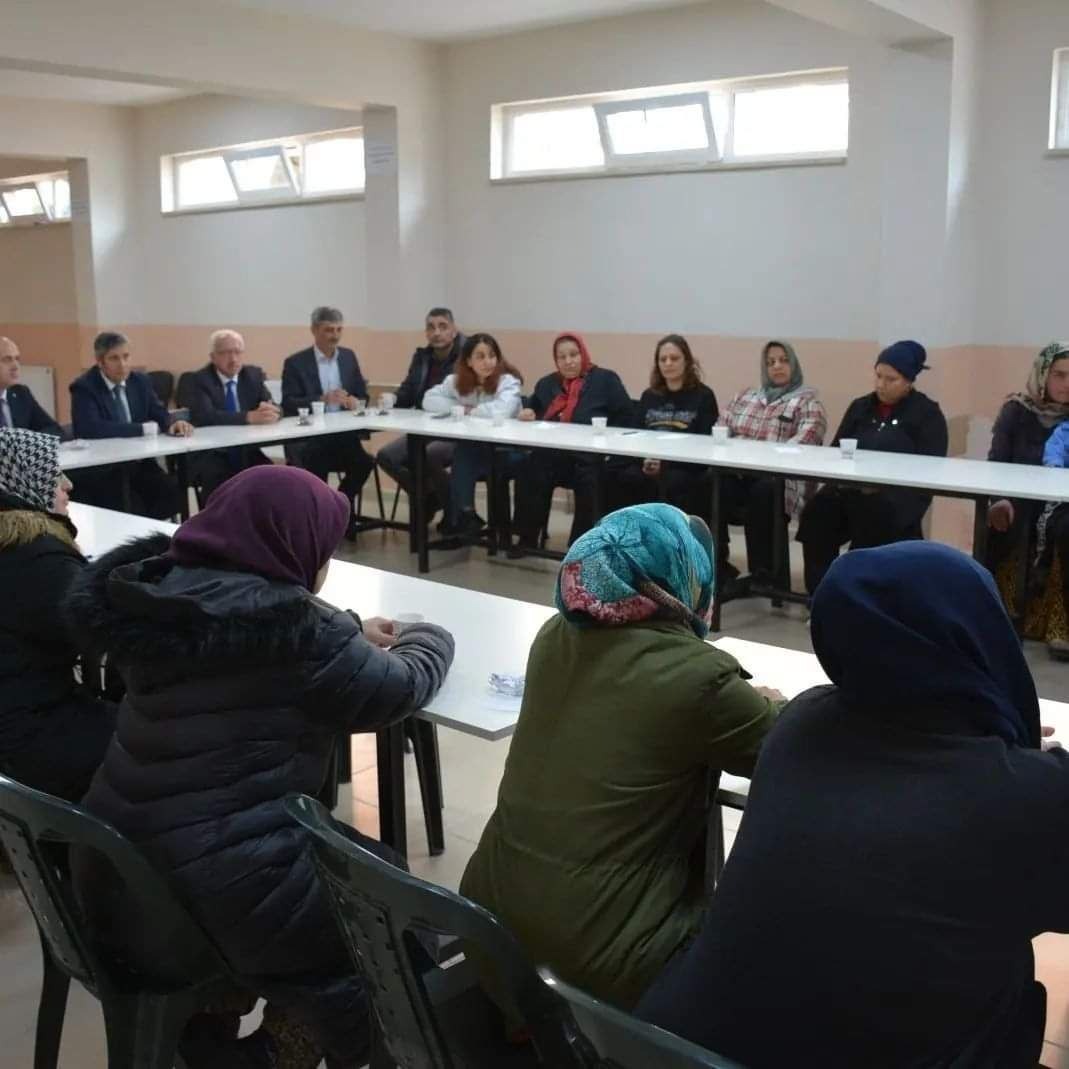 Tatlı Aileler İle Birlikte Okul Sıralarında