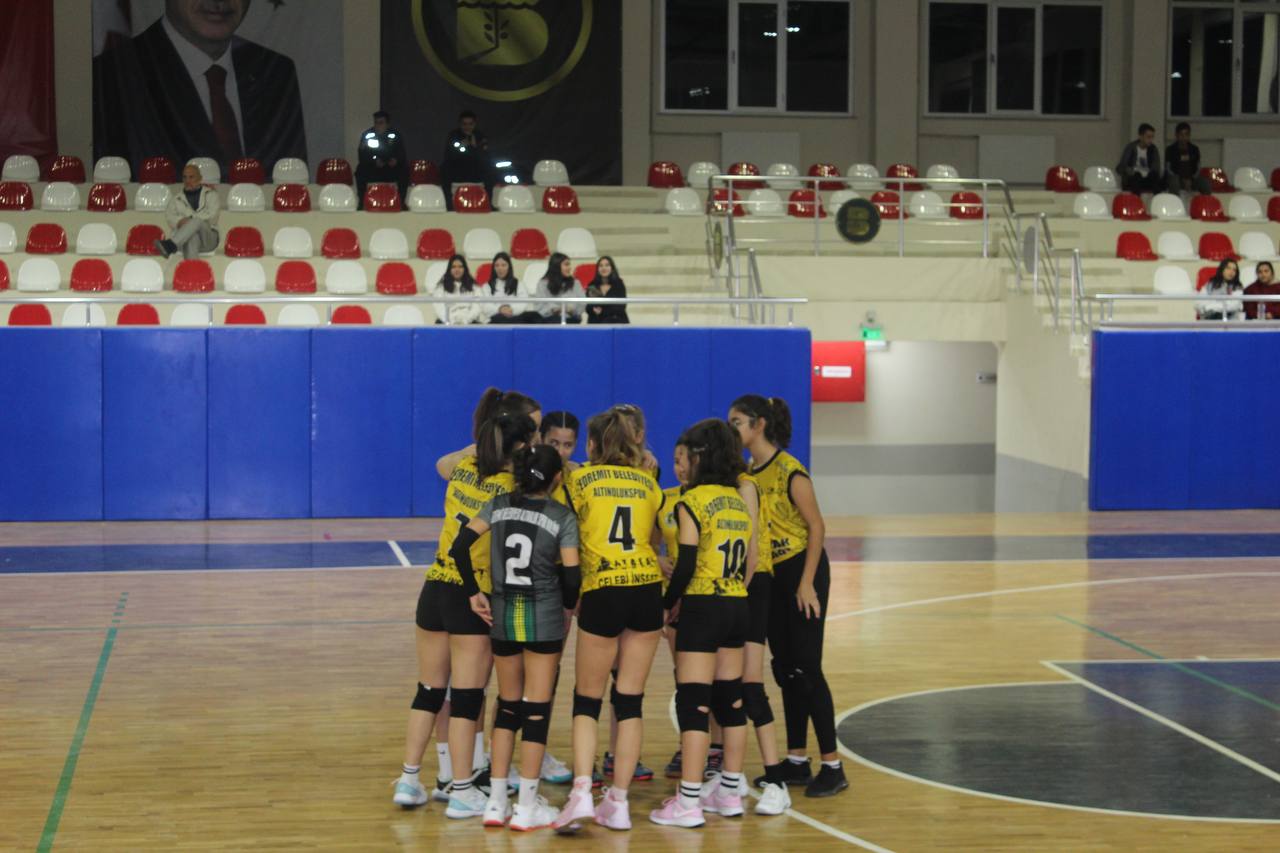 Voleybol Küçük Kızlar Kategorisinde Grubunu Lider Tamamladı