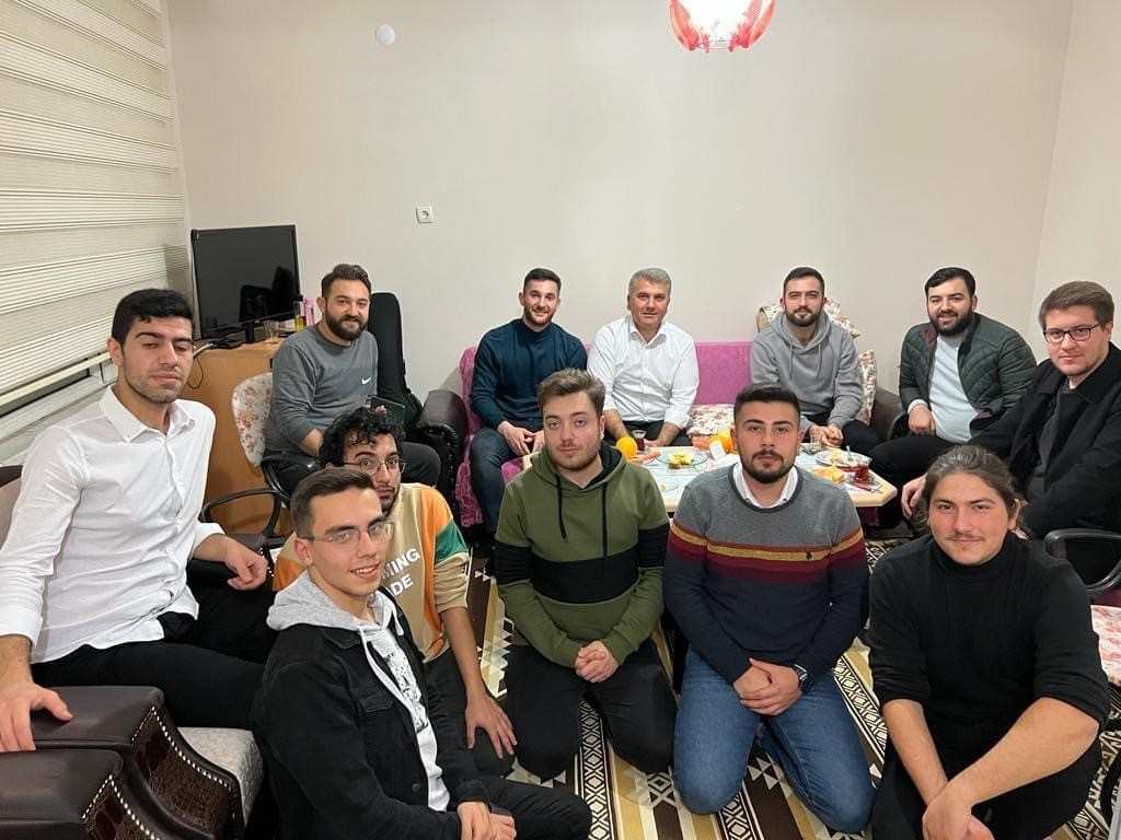 Üniversiteli Öğrencilerin Evine Misafir Oldu