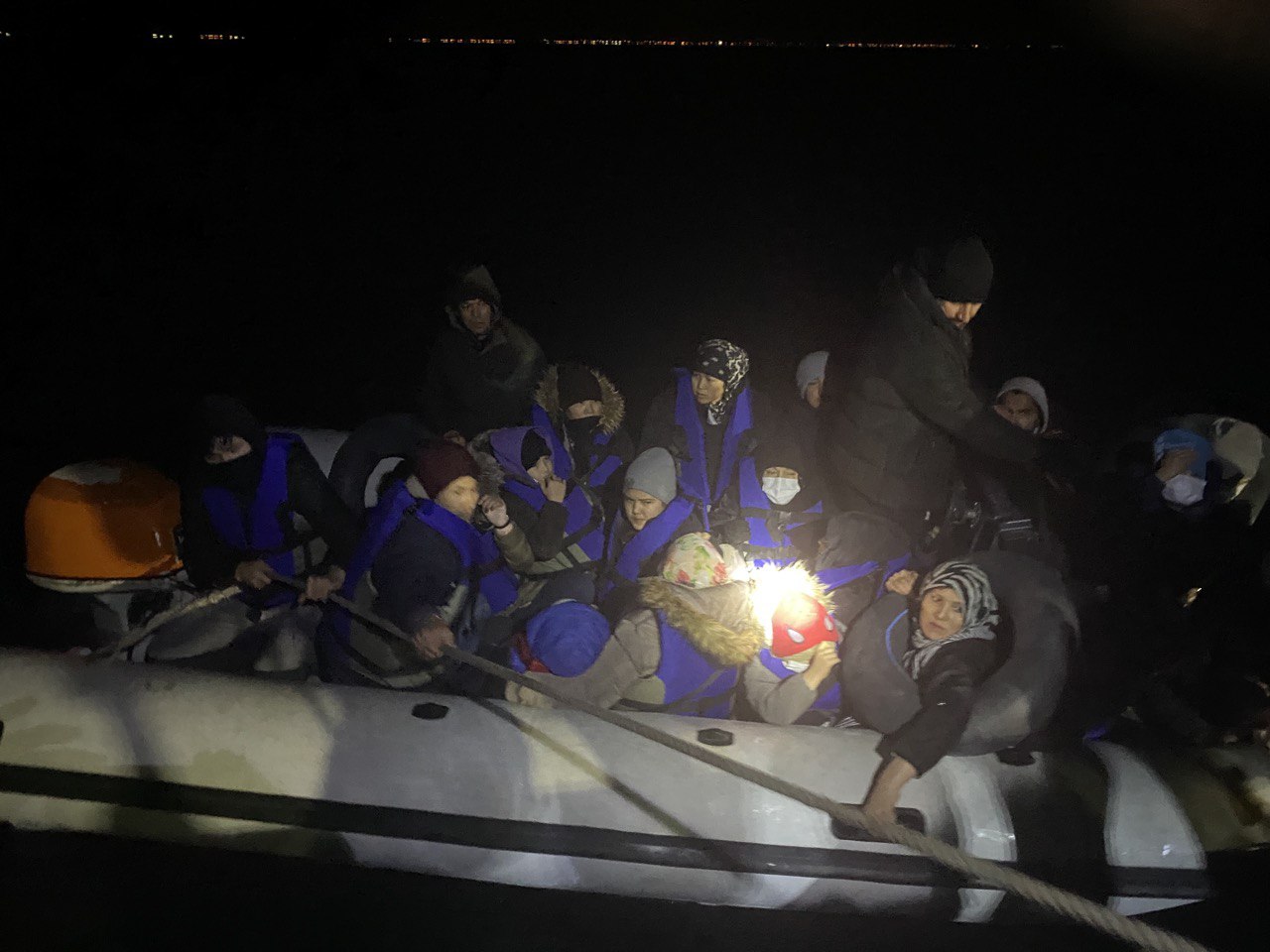 Ayvalık Açıklarında Lastik Bot İçerisinde 22 Göçmen Yakalandı