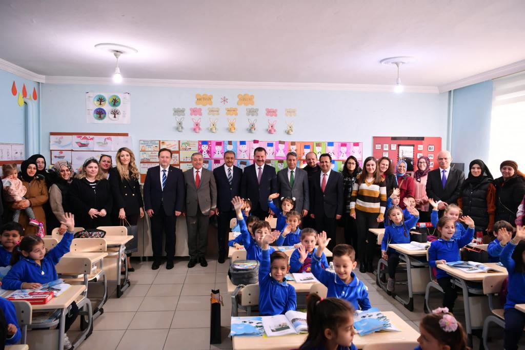 Vali Şıldak Karne Alan Öğrencilerin Sevincine Ortak Oldu