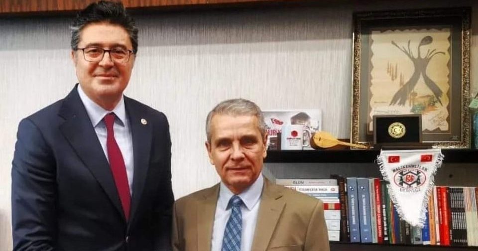 Cemil Yavuz, CHP’li Vekillere Kitabını İmzaladı