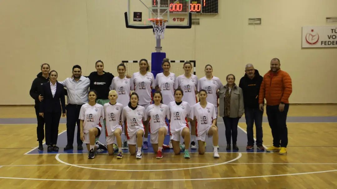 Burhaniye Belediyespor Kadın Basketbol Takımı Namağlup Liderliğini Sürdürüyor