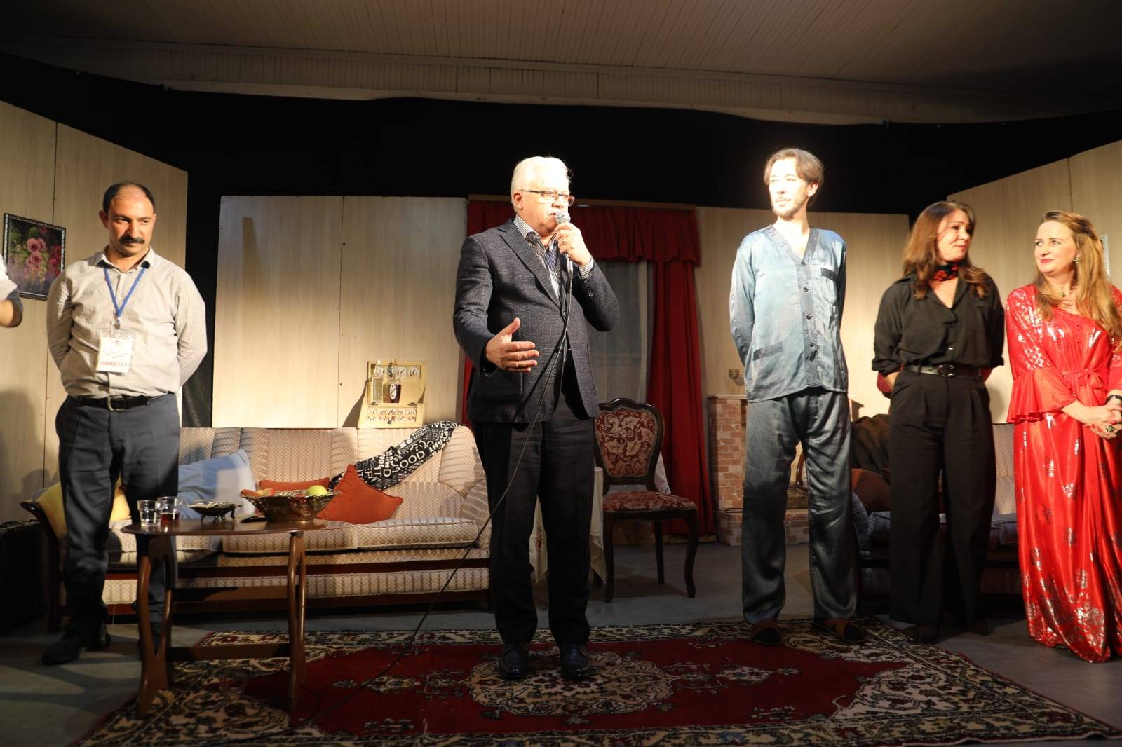 Burhaniye Belediyesi Kent Tiyatrosu Yeni Oyununu Sahneledi