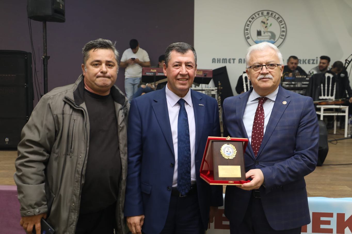 Burhaniye’ de Deve Güreşleri Öncesi Deveciler Yemekte Buluştu