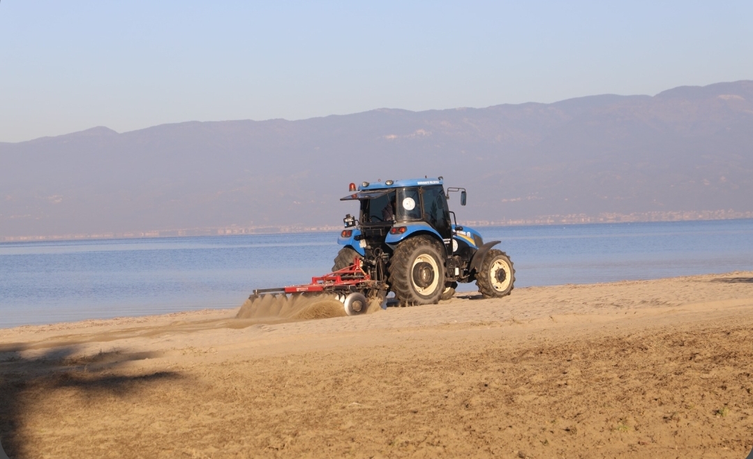 Burhaniye Sahilinde Kusal Düzenleme Ve Temizleme Çalışmaları Başladı