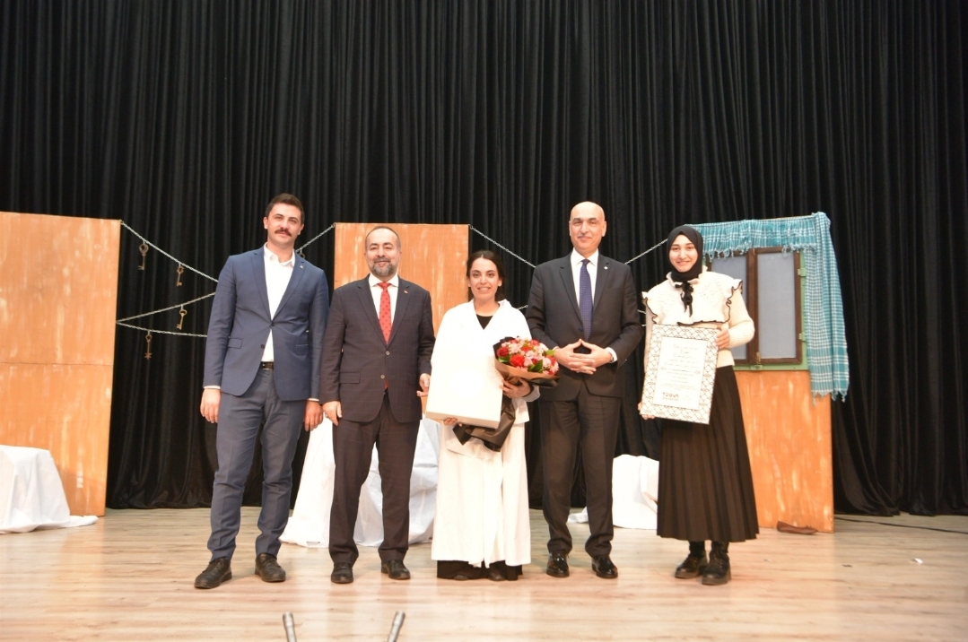 Filistin Hakkında Konuşmalıyız Tiyatro Oyunu Sahnelendi