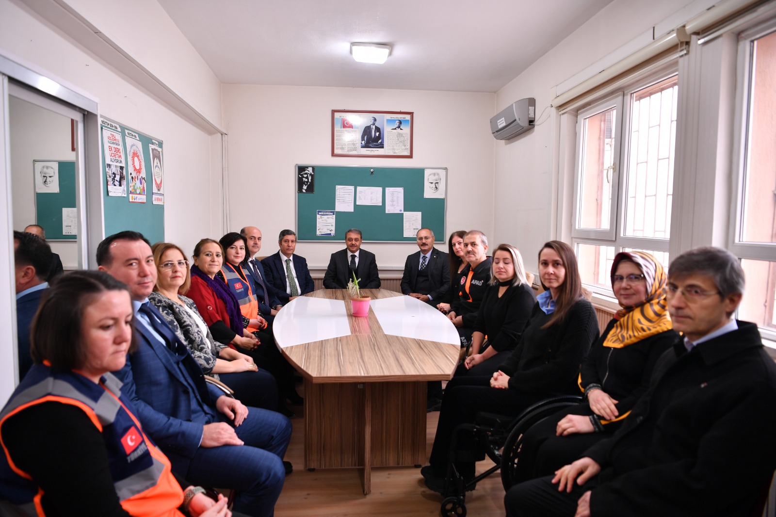 Vali Şıldak Altıeylül Halk Eğitim Merkezinde Kursiyerlerle Bir Araya Geldi