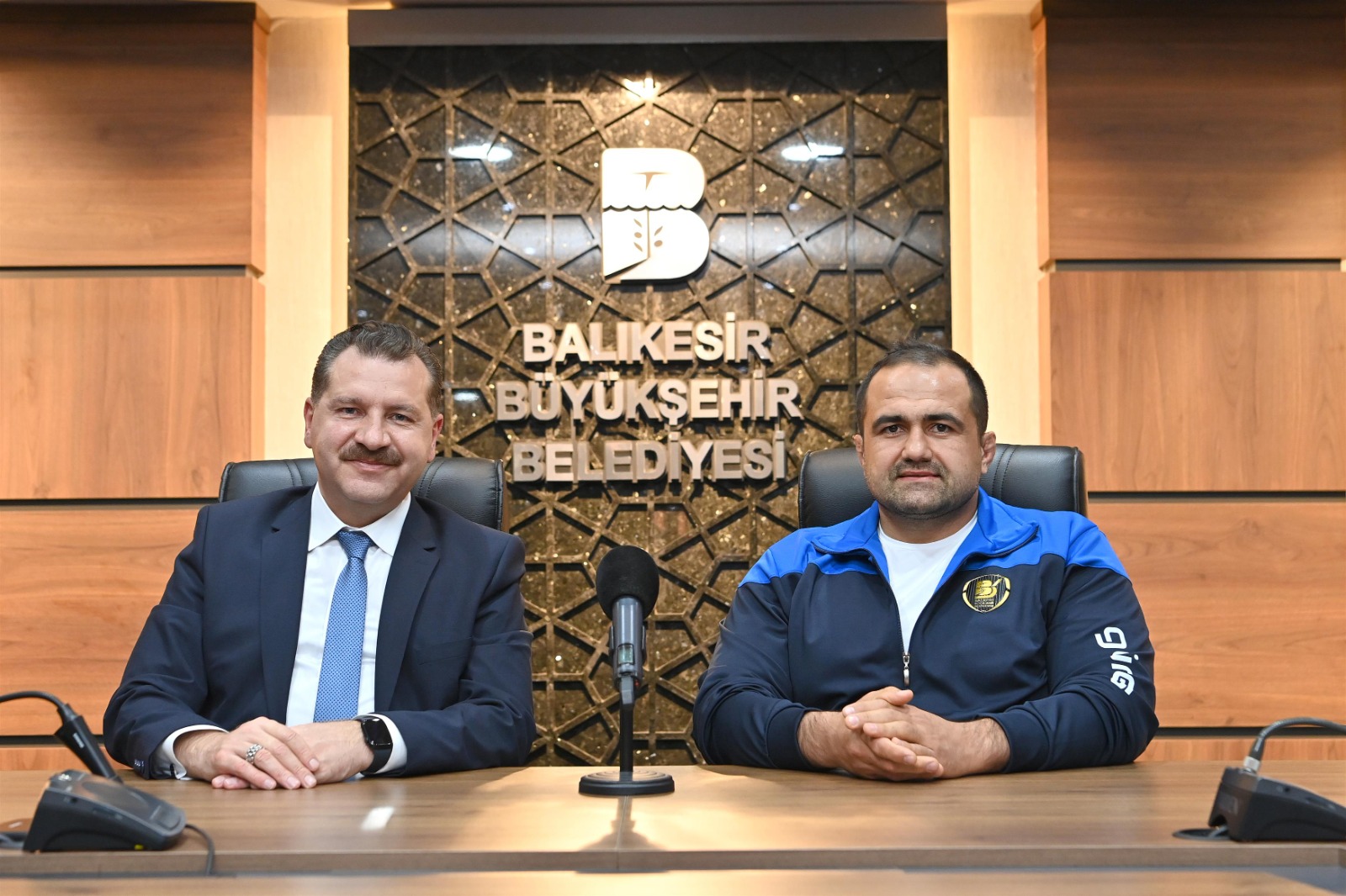 <br>Başpehlivan Mehmet Yeşil Yeşil Balıkesir Belediyespor Kulübüne transfer oldu