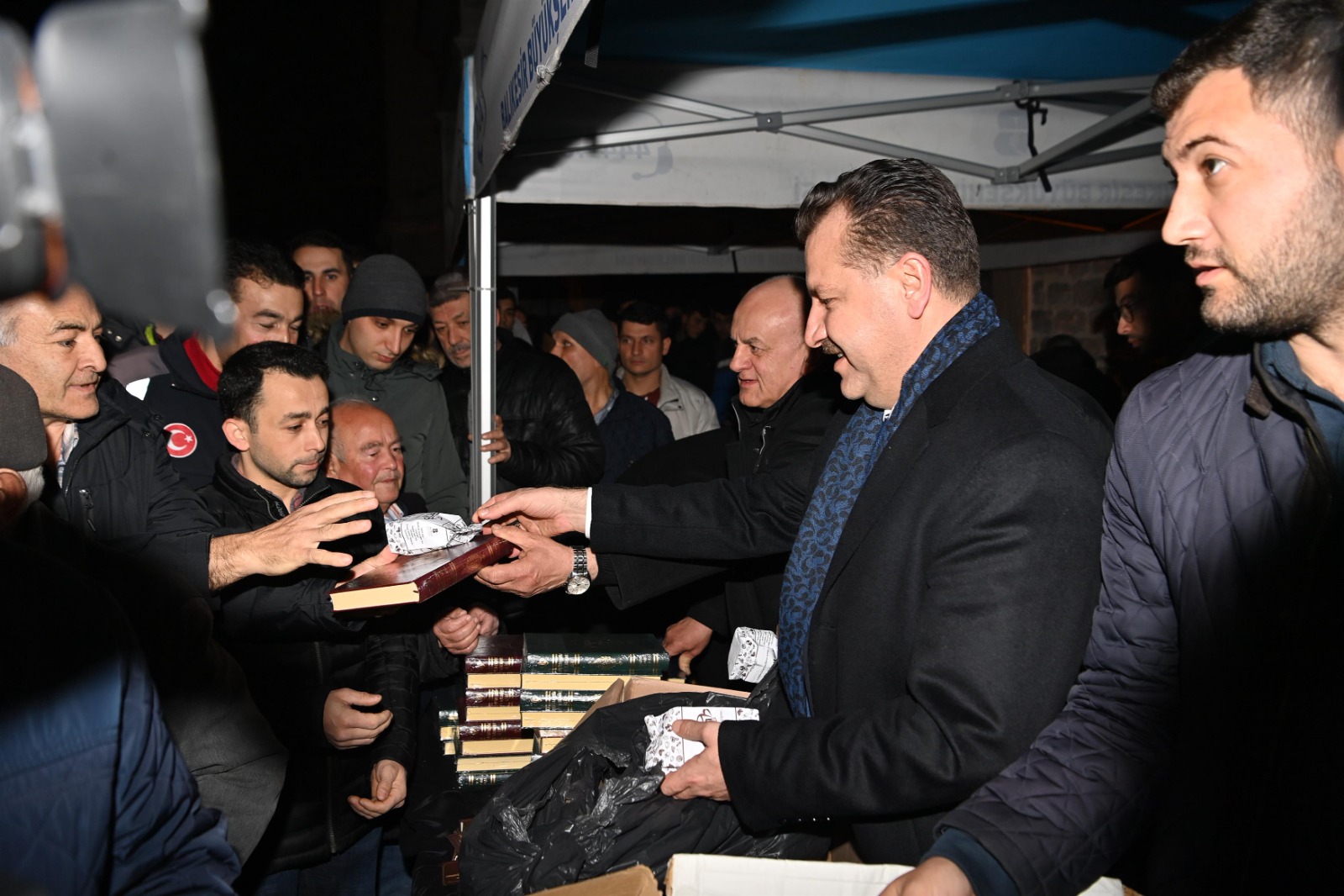 Başkan Yılmaz, 10 bin Kur’an-ı Kerim dağıttı