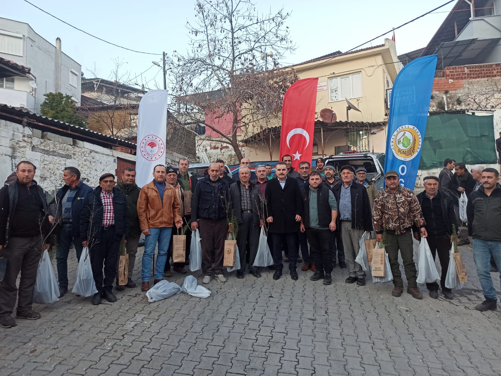Edremit’ in Dereli Mahallesinde Fidan Dağıtımı Sağlandı