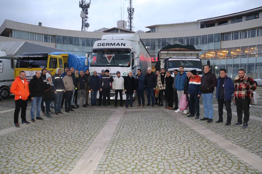 Burhaniye Belediyesin’ den Deprem Bölgesine Yardım Tırları Gitmeye Devam Ediyor