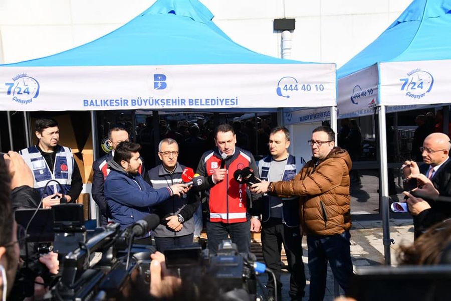 Balıkesir, Deprem Bölgesinde Ayak Basmadık Yer Bırakmadı Devlet Millet Bir Oldu