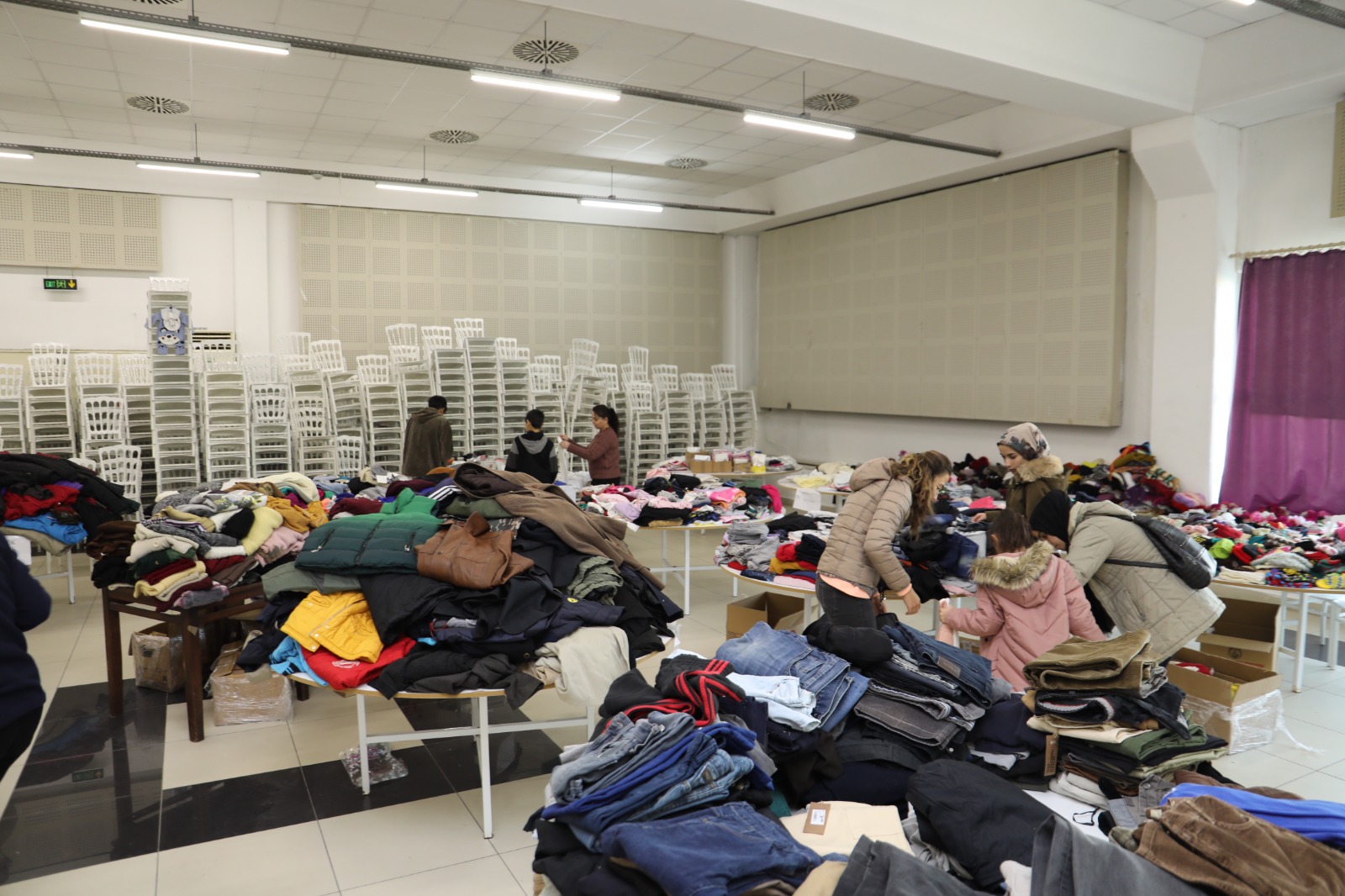 Burhaniye’ de Depremzedelere Özel Sosyal Market Hizmet Vermeye Başladı