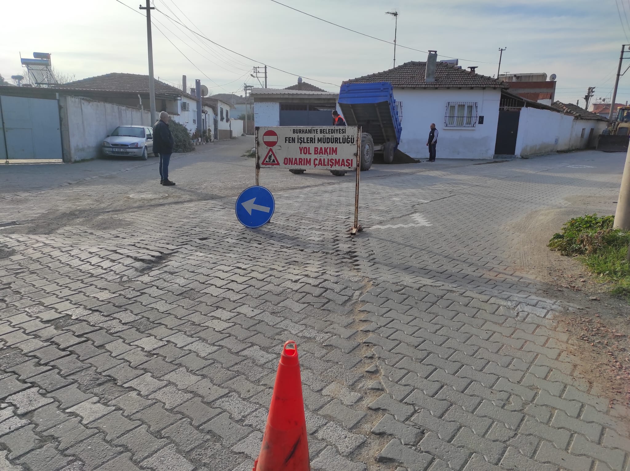 Burhaniye İlçe Genelinde Yol Bakım Ve Onarım Çalışmaları Devam Ediyor