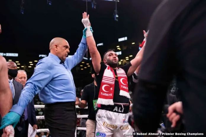 BAÜN’lü Şampiyon Boksör Ali Eren Demirezen, Almanya’da Yılın En İyi Boksörü Seçildi