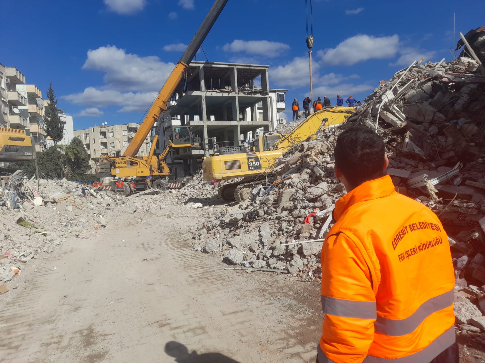 Edremit Belediyesi Ekipleri Arama Kurtarma Ve Genel Koordinasyon Çalışmalarına Başladı