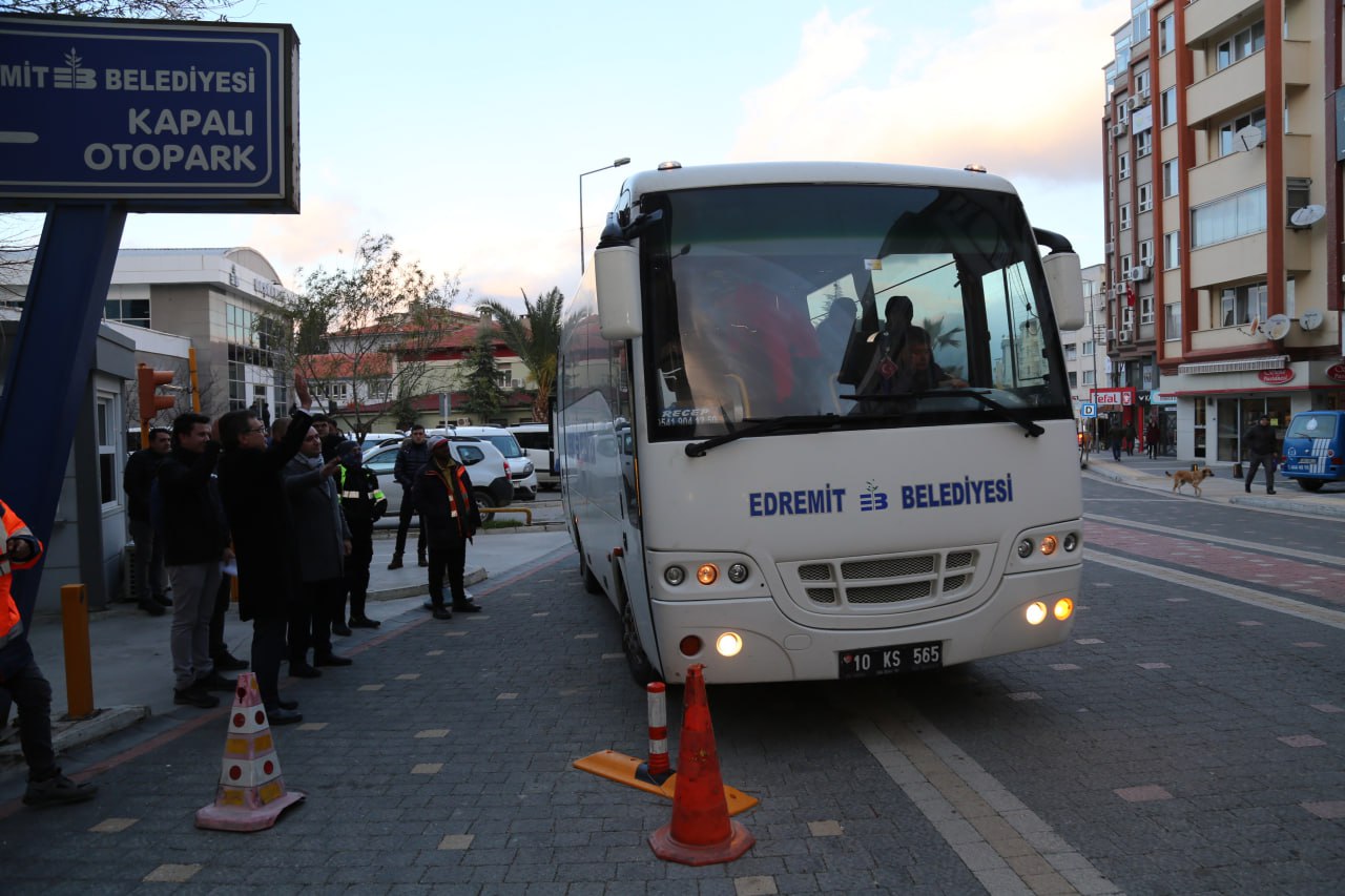 Edremit Belediyesi İlk Yardım Ekibi Deprem Bölgesine Gitmek Üzere Yola Çıktı