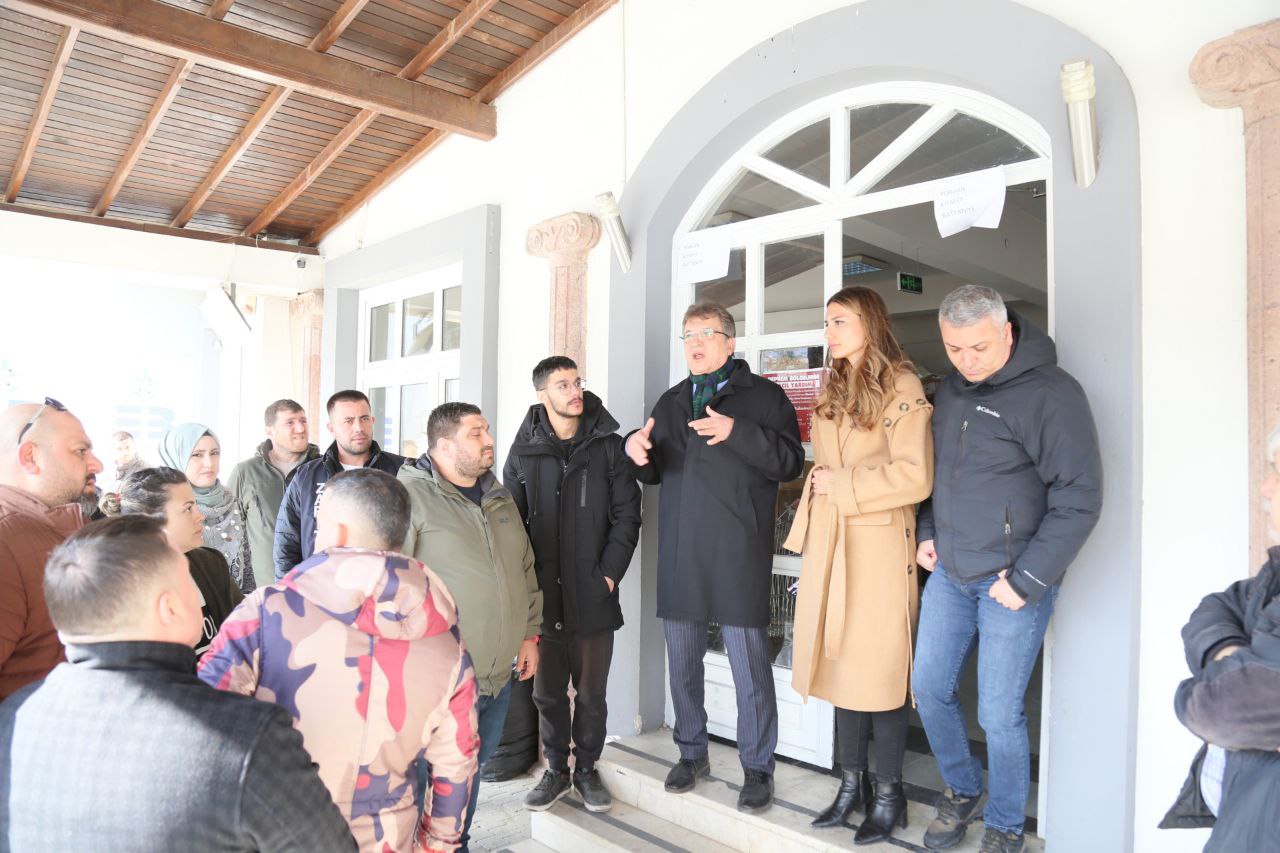 Edremit’ e Gelen Depremzedelere Şefkat Eli Ulaşıyor