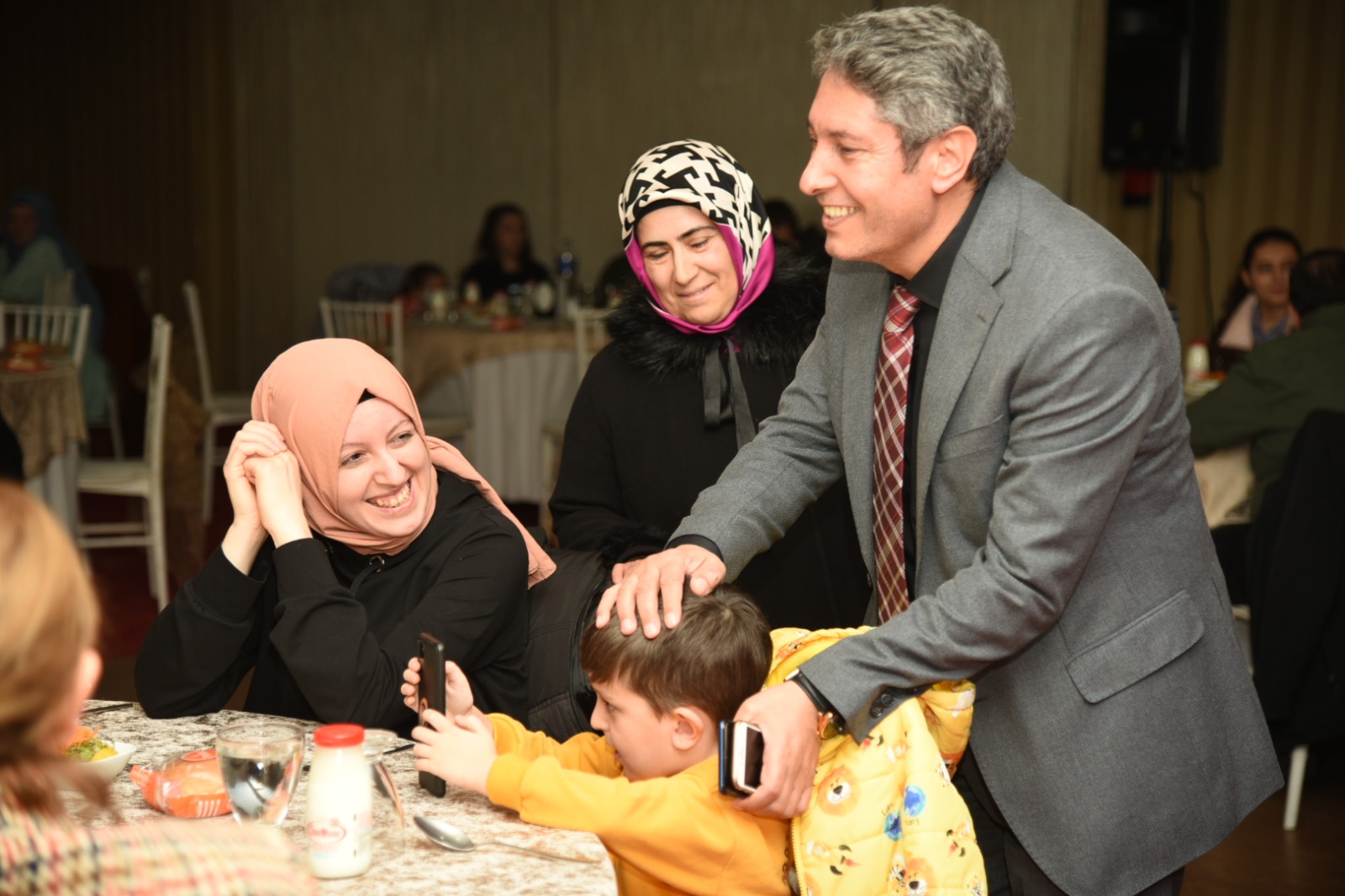 Afet Bölgesinden Gelen Öğretmenler ve Aileleri Akşam Yemeğinde Bir Araya Geldi