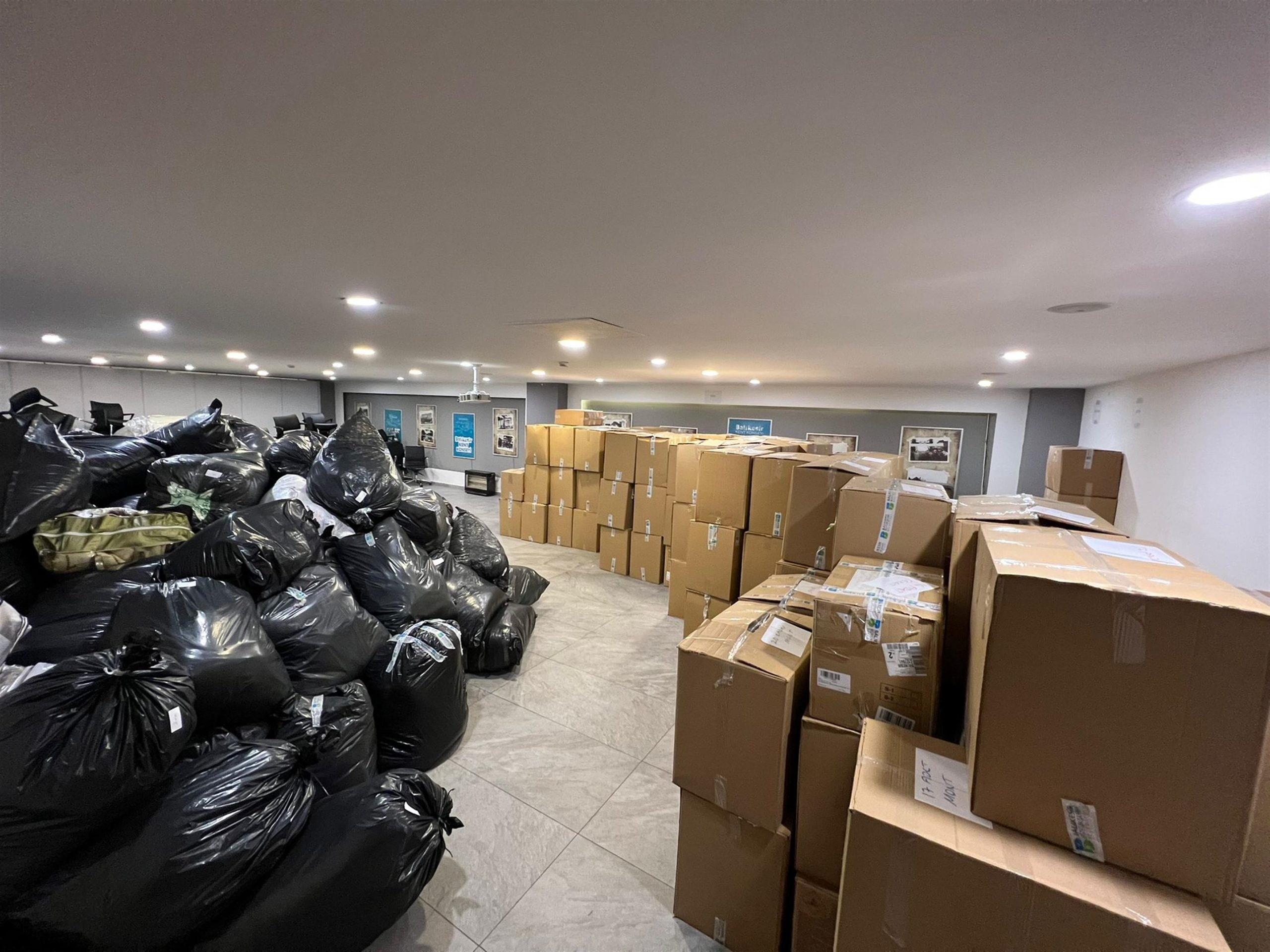 Balıkesirli Vatandaşlardan Deprem Bölgesine Yardım Elini Uzattı