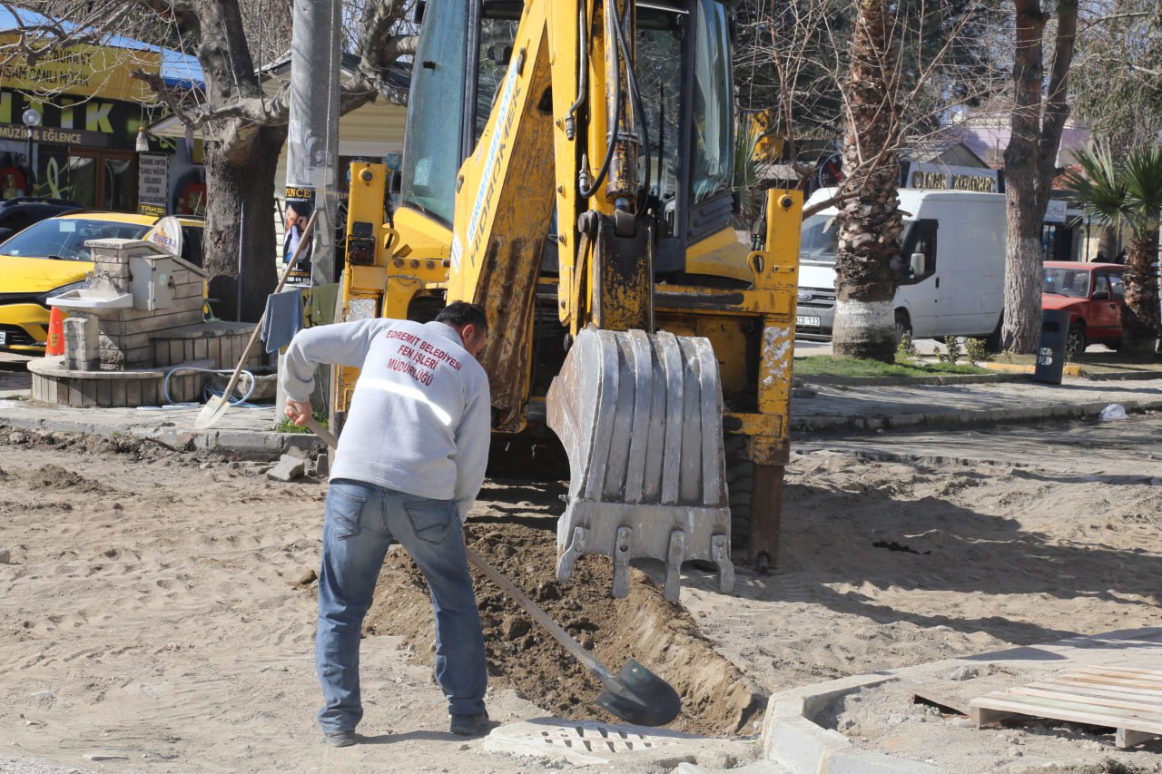 Edremit Belediyesi Sokak Ve Caddelerdeki Yolları Yeniliyor