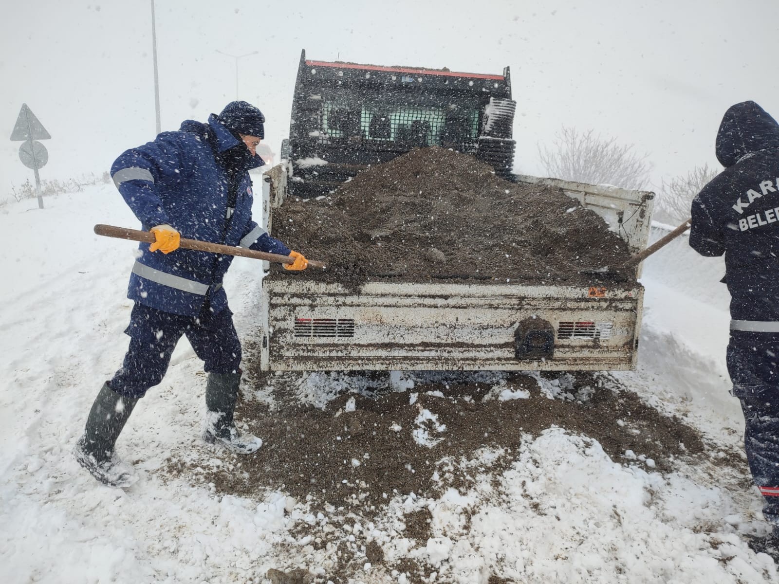 Karesi Belediyesi Ekipleri Karla Mücadeleye Devam Ediyor