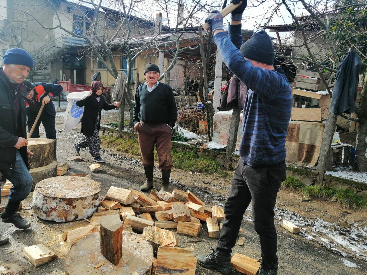 İzzettin Köyünden Asrın Felaketi Yaşanan Deprem Bölgesine Odun Desteği