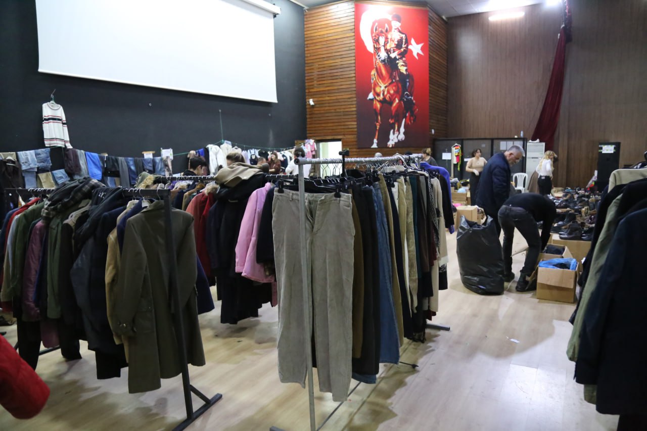 Edremit Belediyesi İlçeye Gelen Depremzedelere Yardım Elini Uzatmaya Devam Ediyor