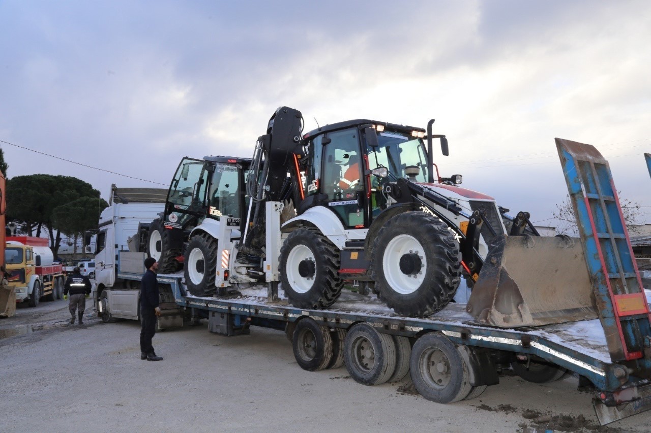 Edremit Belediyesi İş Makinelerini Gönderdi