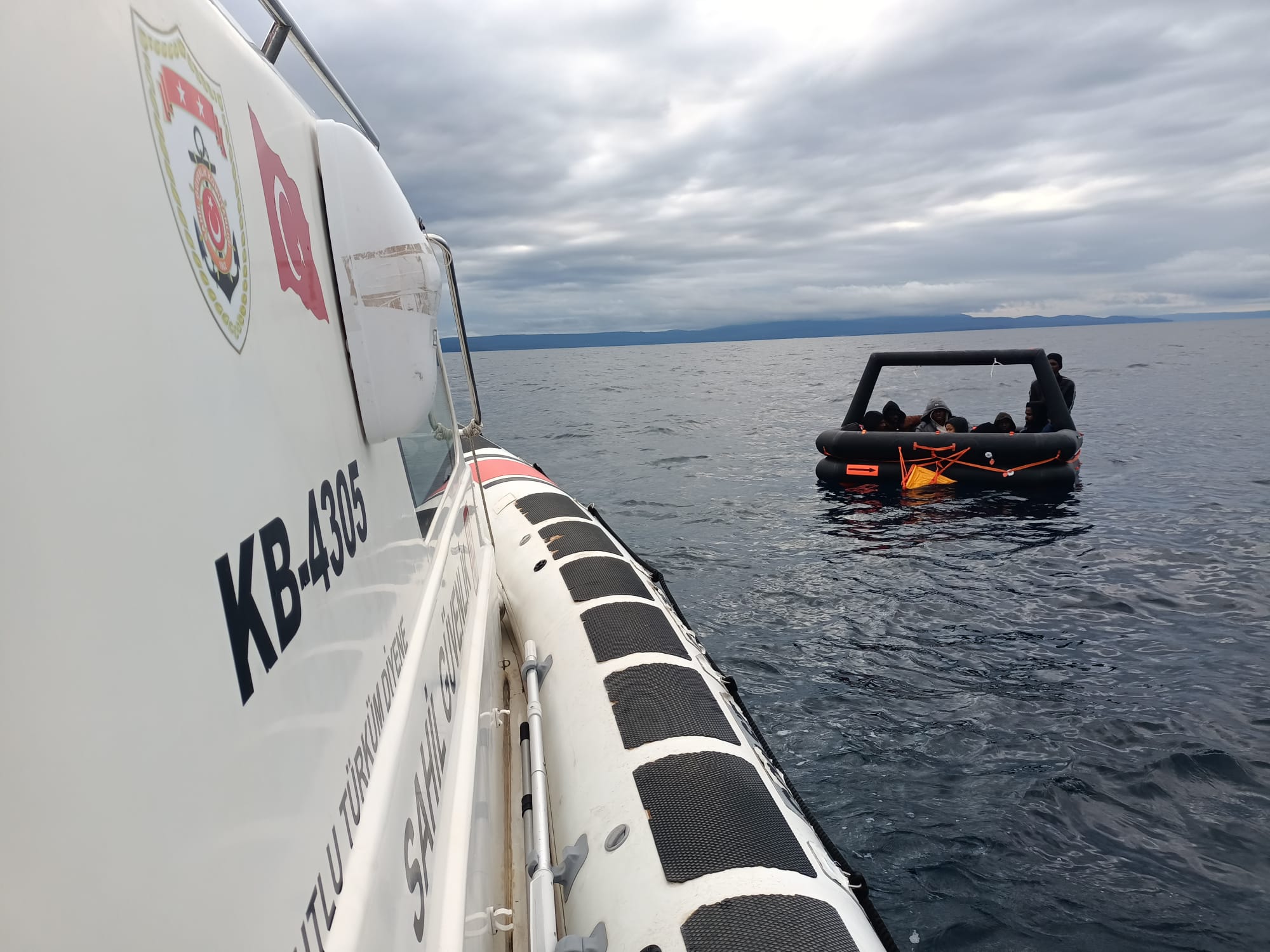 Sal İçerisinde 12 Düzensiz Göçmen Kurtarıldı