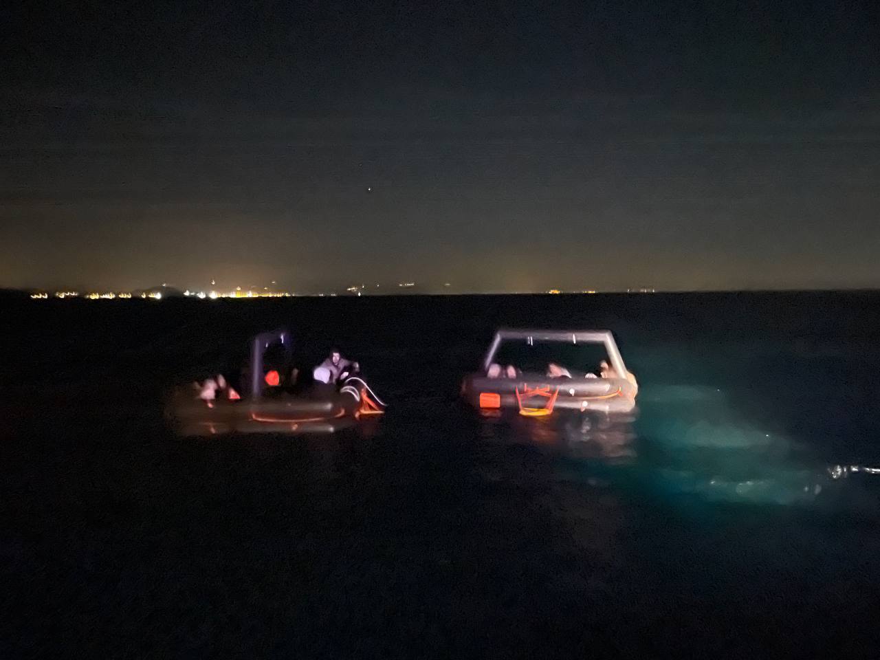 24 Düzensiz Göçmen Ayvalık Açıklarında 2 Sal İçerisinden Kurtarıldı