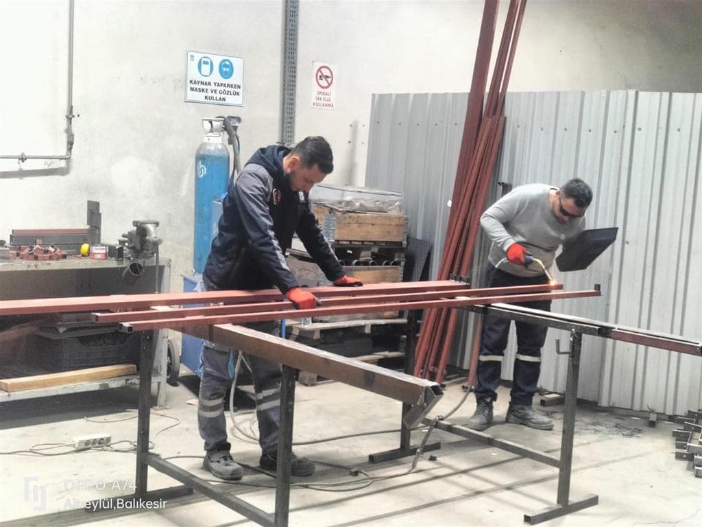 Büyükşehir Belediyesi Ürettikleri Çadırları Deprem Bölgesinde İhtiyaç Olan Yerlere Ulaştırıyor