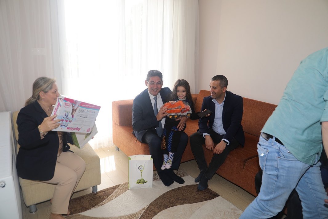 Depremzedelere Ziyaretler Devam Ediyor