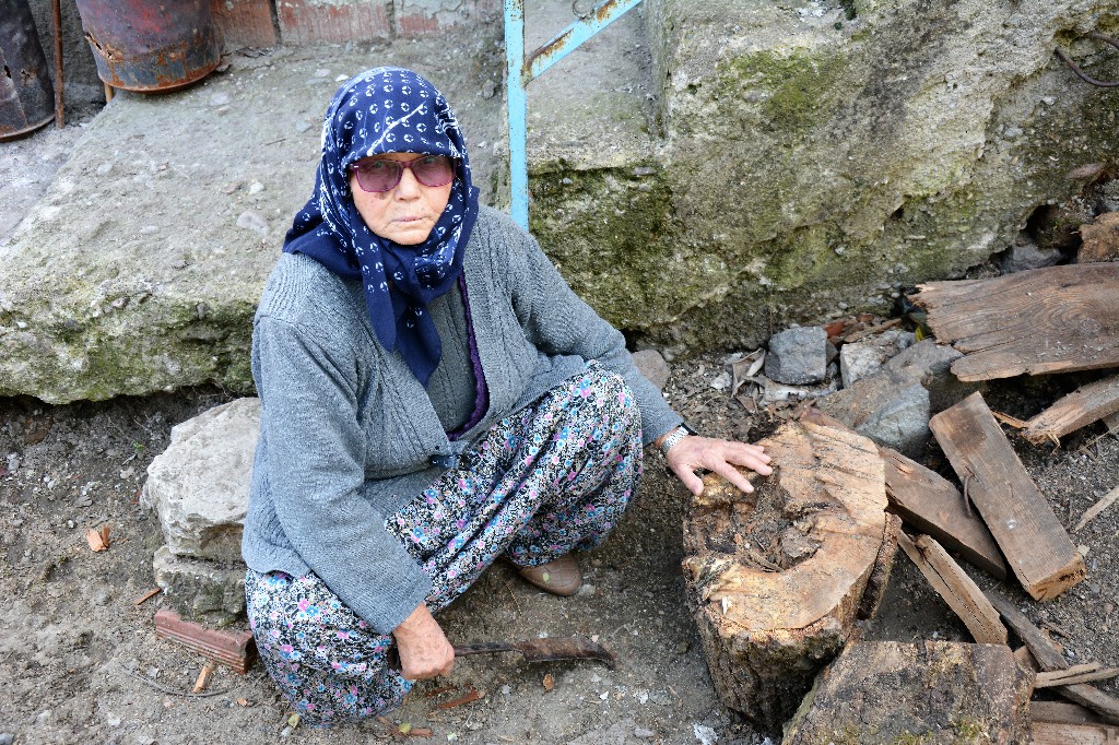 Sındırgı’lı Fatma Nine Tarlalarını Satıp Depremzedeler İçin Konteyner Aldı