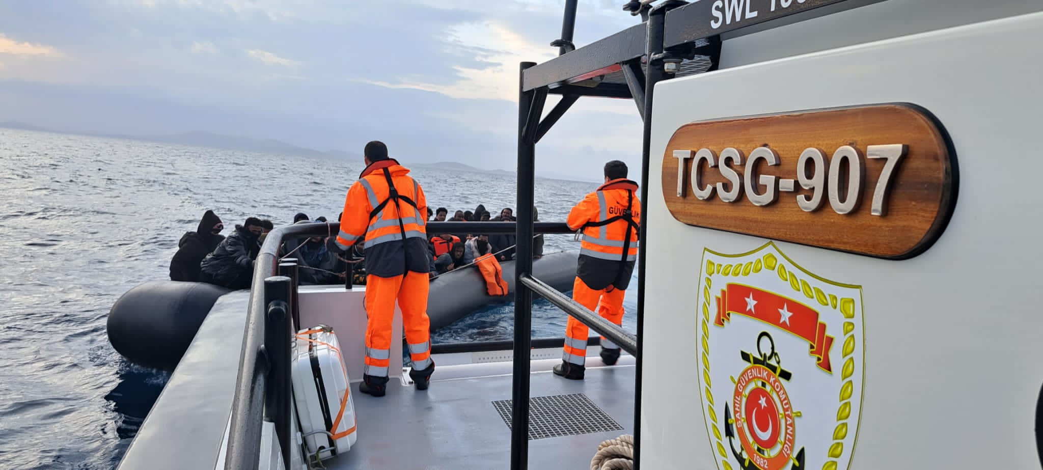 Ayvalık Açıklarında Lastik Botta Düzensiz Göçmen Kurtarıldı