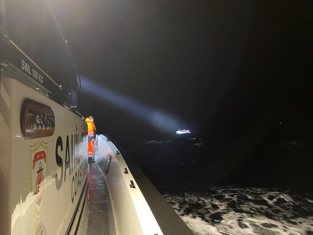 Ayvalık Açıklarında Lastik Bot İçerisinde 35 Göçmen Kurtarıldı